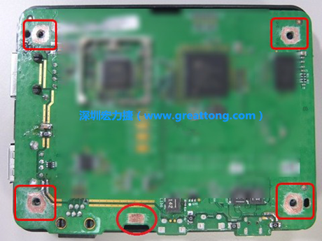 手動去綠漆。使用傳統(tǒng)的刀片去除綠漆后的效果。