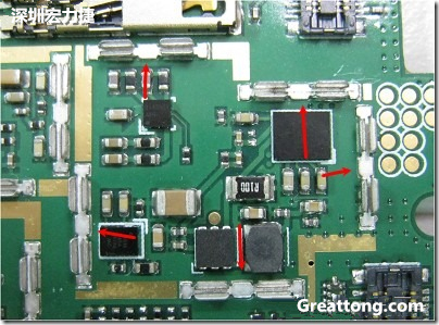 圖中顯示一塊電路板使用這種屏蔽夾(shielding clip)的實(shí)例?；旧衔覀冊趶澖堑牡胤蕉荚O(shè)計(jì)擺放了一個屏蔽夾，這樣可以讓作業(yè)員比較方便安裝屏蔽罩(shielding can)時的對位準(zhǔn)確。然后在其他沒有屏蔽夾的地方也設(shè)計(jì)了一些接地的布線，一來可以稍微提升屏蔽罩的電磁隔絕能力，另一方面也可以為屏蔽夾無效時，馬上可以更改為屏蔽框，而無需要重新設(shè)計(jì)電路板。